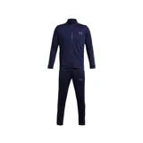Conjunto deportivo Under Armour de hombre, color azul marino, compuesto por campera con cierre y pantalón. La campera tiene cuello alto, cierre frontal completo, mangas largas con detalle de rayas en los hombros y logo de la marca en el pecho. El pantalón tiene cintura elástica con cordón ajustable y logo de la marca en la pierna.