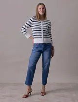 Cardigan de hilo fino marca Cable & Gauge, con rayas horizontales negras y blancas, escote redondo y cierre frontal con botones.