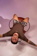 Remera oversize marrón de algodón elastizado con estampado en la espalda que incluye el texto "Crazy Hermod movement" y un diseño de zapatilla alada.