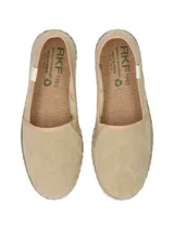 Alpargatas color ocre con suela de yute y goma.
