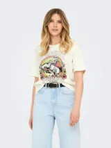 Remera color crema de algodón con cuello redondo y mangas cortas. Estampado frontal con un jinete a caballo, flores y texto "Desert Dreams Wild West".