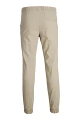 Pantalón jogger color beige con cintura elástica y cordón, de tejido con elastano para mayor comodidad.