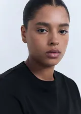 Remera negra de algodón, de corte recto, manga corta y cuello redondo.