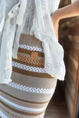 Pollera midi tejida a rayas horizontales en tonos beige, naranja, fucsia y gris.