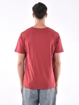 Remera gris de corte regular y mangas cortas.