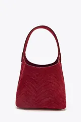 Bolso de mano tipo mini saca de piel color rojo, con cuerpo en relieve efecto trenzado, asa de mano y cierre mediante clip.