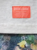 Remera gris de algodón con cuello redondo y manga corta.