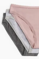 Pack de cinco bombachas de algodón en colores gris oscuro, gris claro, blanco, rosa claro y rosa, con cintura estándar, refuerzo interior, cobertura media y ribetes de encaje.