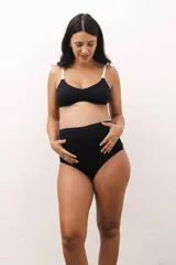 Bombacha maternal negra de algodón con faja delantera y cintura elástica en la parte trasera.