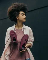 Zapatillas blancas de lana merino, diseño minimalista y atemporal, sin género y para todas las edades. Capellada y forro de lana merino, suela de EVA.