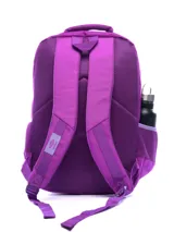 Mochila de color morado intenso con estampado grande y abstracto de la palabra "Umbro" en tonos de morado más claro y negro. Presenta un bolsillo frontal con cierre y un bolsillo lateral de malla para botella. Incluye asa superior y logo Umbro bordado en la parte inferior frontal.