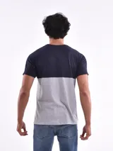 Remera de manga corta con diseño de bloques de color: azul marino en la parte superior y gris en la inferior. Estampado frontal con la palabra "Superior" y el número "76" en rojo.