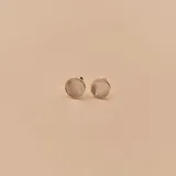 Par de aros tipo botón de plata 925 con detalle de nácar circular.