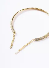 Gargantilla rígida dorada con doble hilera de strass y cadena ajustable.