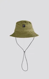 Piluso verde militar con cordón ajustable.