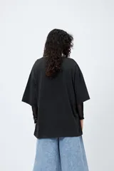 Remerón de manga corta color marrón con efecto lavado y estampa frontal de un caballo con texto estilo western.