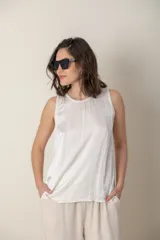 Blusa italiana sin mangas color blanco, con frente de satén y espalda de algodón.