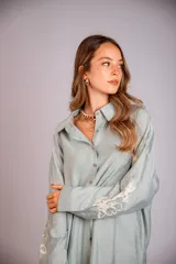 Camisa de corte amplio en color beige, con detalles bordados en las mangas.