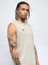 Musculosa gris con cuello y sisas ribeteadas en rojo. Logo de Umbro bordado en el pecho.