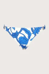 Calzón de bikini blanco con estampado de flores azules.