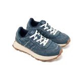 Zapatillas urbanas azules de tela denim con cordones blancos, suela de goma color crema y detalle de etiqueta con letras XL en la lengüeta.