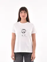 Remera blanca de algodón con cuello redondo y estampado de un personaje de caricatura con cabeza de pelota de fútbol y texto "Hey, you! Let's dance".