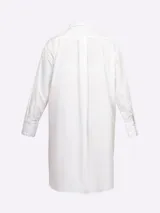 Vestido camisero corto, color azul, con cuello solapa, manga larga y bolsillo delantero de plastrón. Presenta un bajo asimétrico.