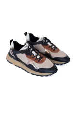 Championes de cuero color beige, marrón y negro, con detalles en peltre, cierre con cordones y suela sintética.