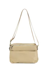 Bandolera color beige con correa regulable y dos bolsillos externos con cierre.