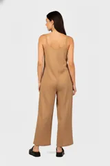 Mono largo color marrón claro de algodón, con breteles finos y corte ancho.