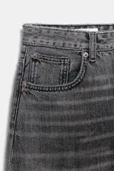 Jeans de tiro medio, estilo balloon baggy, color gris oscuro lavado. Presenta pierna muy ancha y largo completo, con aberturas sutiles en los bajos.