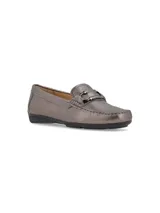 Mocasín plateado de cuero con detalle de lazo en el empeine y suela plana.