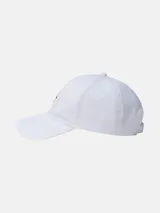 Gorra de béisbol blanca de algodón con visera curva y cierre ajustable con hebilla. Presenta un parche rectangular de silicona en el frente con el logo de Calvin Klein en color gris.