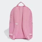 Mochila rosa de adidas, con un compartimento principal amplio, bolsillos frontales y laterales, y correas acolchadas ajustables.