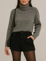 Short negro de paño con cintura alta y doble botonadura decorativa.