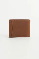 Billetera de cuero negra con pespuntes en color contrastante y logo de la marca grabado en bajo relieve. Interior con múltiples compartimentos y tarjetero extraíble.