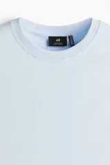 Musculosa celeste de punto liviano con ribete acanalado en cuello y sisas. Confeccionada con tejido funcional COOLMAX®, una fibra exclusiva de poliéster de secado rápido que elimina la humedad y regula la temperatura corporal.
