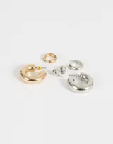 Set de cinco aros que incluye dos argollas gruesas, una dorada y otra plateada, un aro tipo cuff plateado con textura, un aro dorado liso y un aro plateado con forma de bolita.