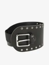 Cinturón ancho de cuero sintético negro con elástico, hebilla metálica rectangular plateada y detalles de tachas metálicas plateadas.