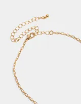 Cadena corta dorada con dije de corazón calado con strass.