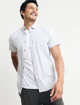 Camisa de manga corta con rayas verticales blancas y grises, cuello abotonado y corte clásico.