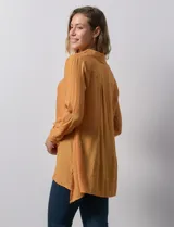 Camisa larga de rayón marca Robert Louis, con estampado a rayas verticales en tonos coral y blanco. Tiene cuello con solapa, abertura central con botones, mangas largas regulables con presilla y botón, y tajos laterales.