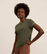 Remera deportiva color verde esmeralda, de cuello redondo y manga corta. Presenta detalle reflectante en la manga y pliegue en la espalda.