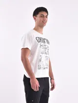 Remera gris oscuro con estampa frontal de una moto y texto en blanco.