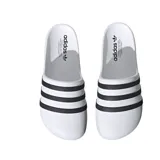 Ojotas Adidas Adifom Adilette blancas con tres tiras negras horizontales en la parte superior.