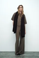 Pantalón negro de pierna ancha confeccionado en tejido de punto canalé con algodón. Tiene tiro medio y cintura con elástico interior.