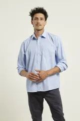 Camisa celeste con microestampado blanco, de corte clásico, manga larga y bolsillo en el pecho.