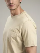 Remera color petróleo de corte clásico, con cuello redondo y bolsillo en el pecho.