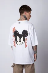 Remera blanca de algodón de corte oversize con mangas cortas y cuello redondo. Presenta un pequeño estampado en el frente con la figura de Mickey Mouse y caracteres orientales.
