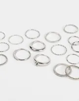 Set de 20 anillos dorados de diferentes formas y texturas.